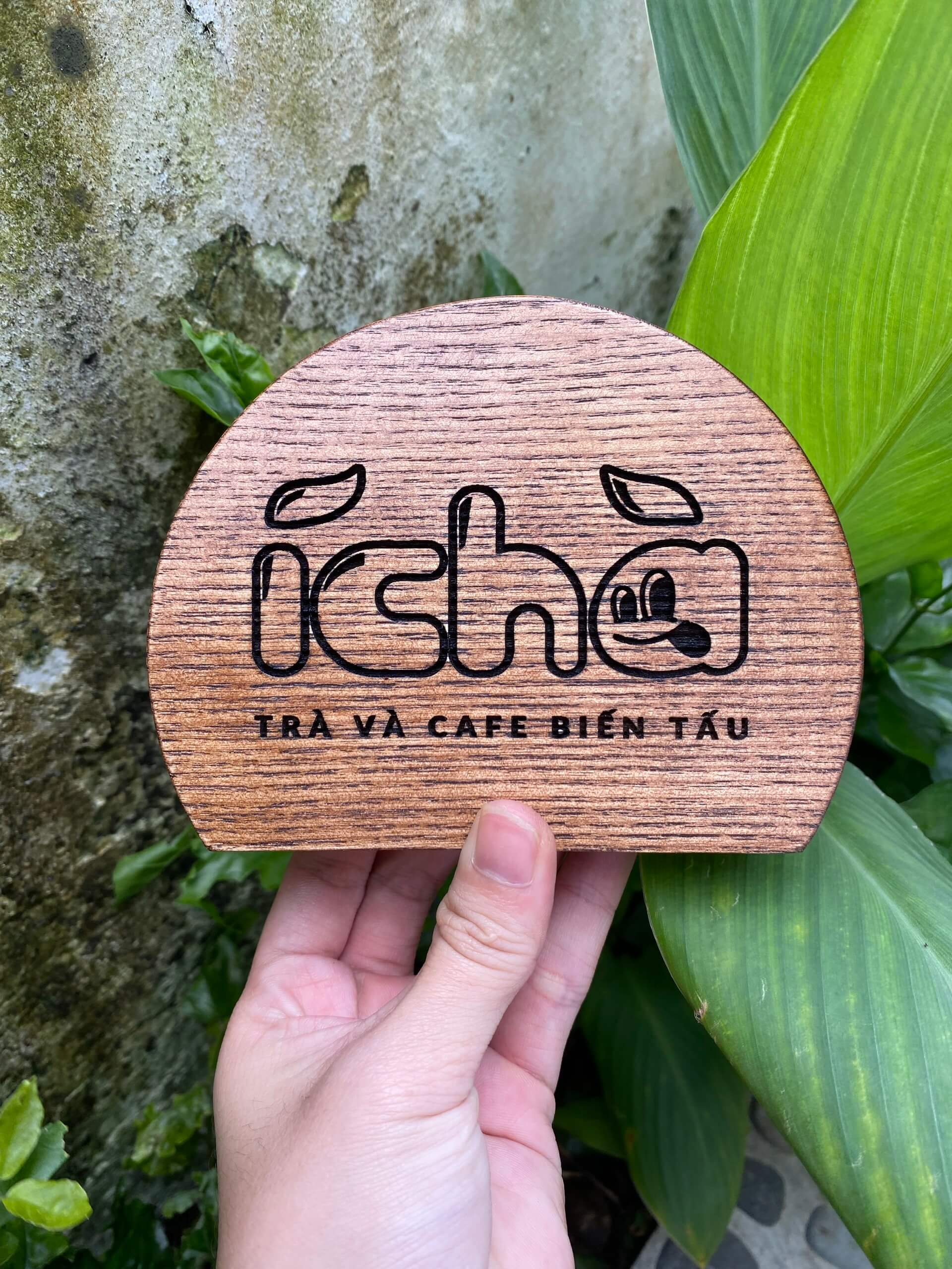 GIÁ GỖ ĐỂ MENU, QR HÌNH TRÒN SANG TRỌNG, ĐẸP, FREE KHẮC LOGO LUXI DECOR.