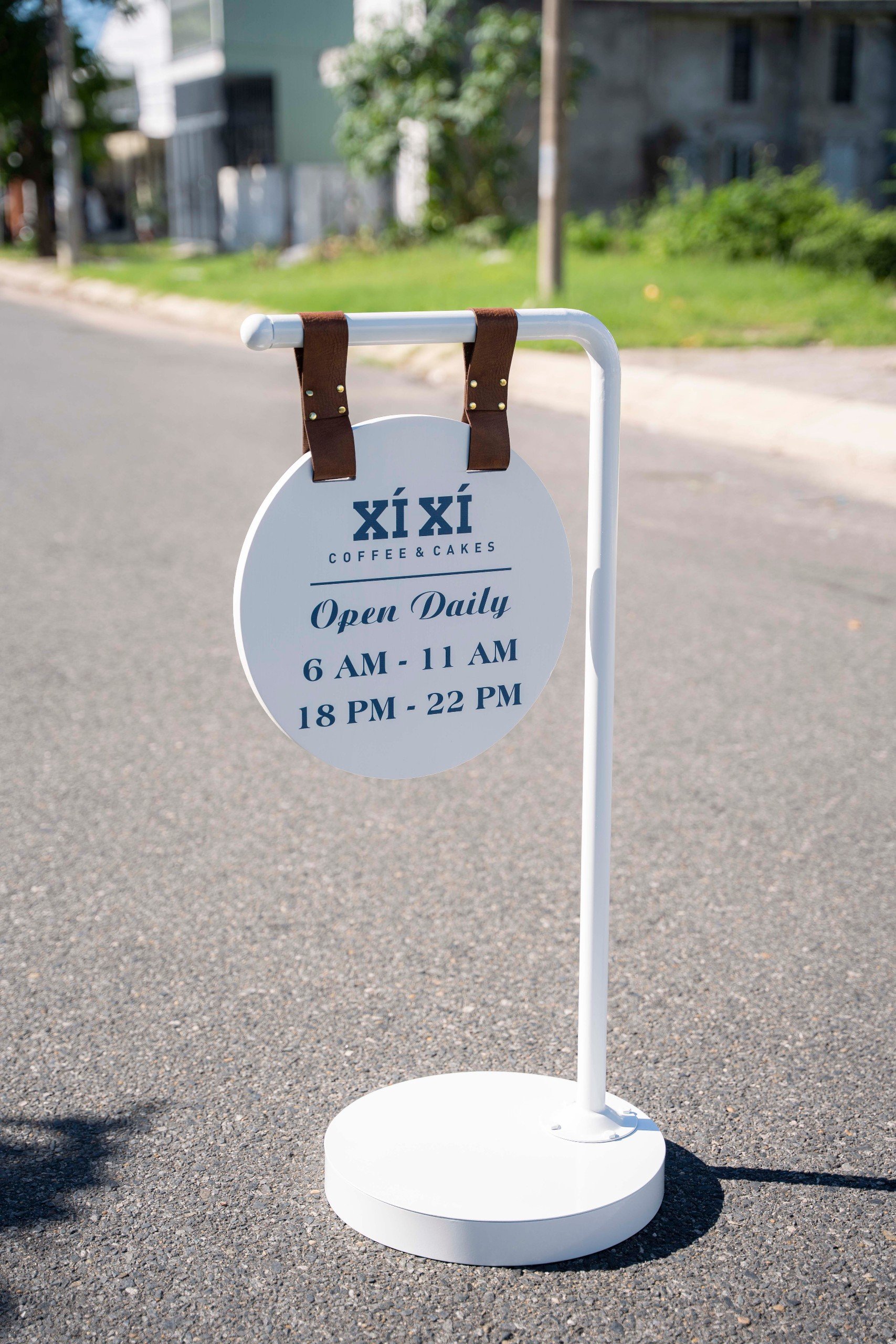 STANDEE SẮT CHỮ L NGƯỢC DECOR NHÀ HÀNG, QUÁN CÀ PHÊ - LUXI DECOR