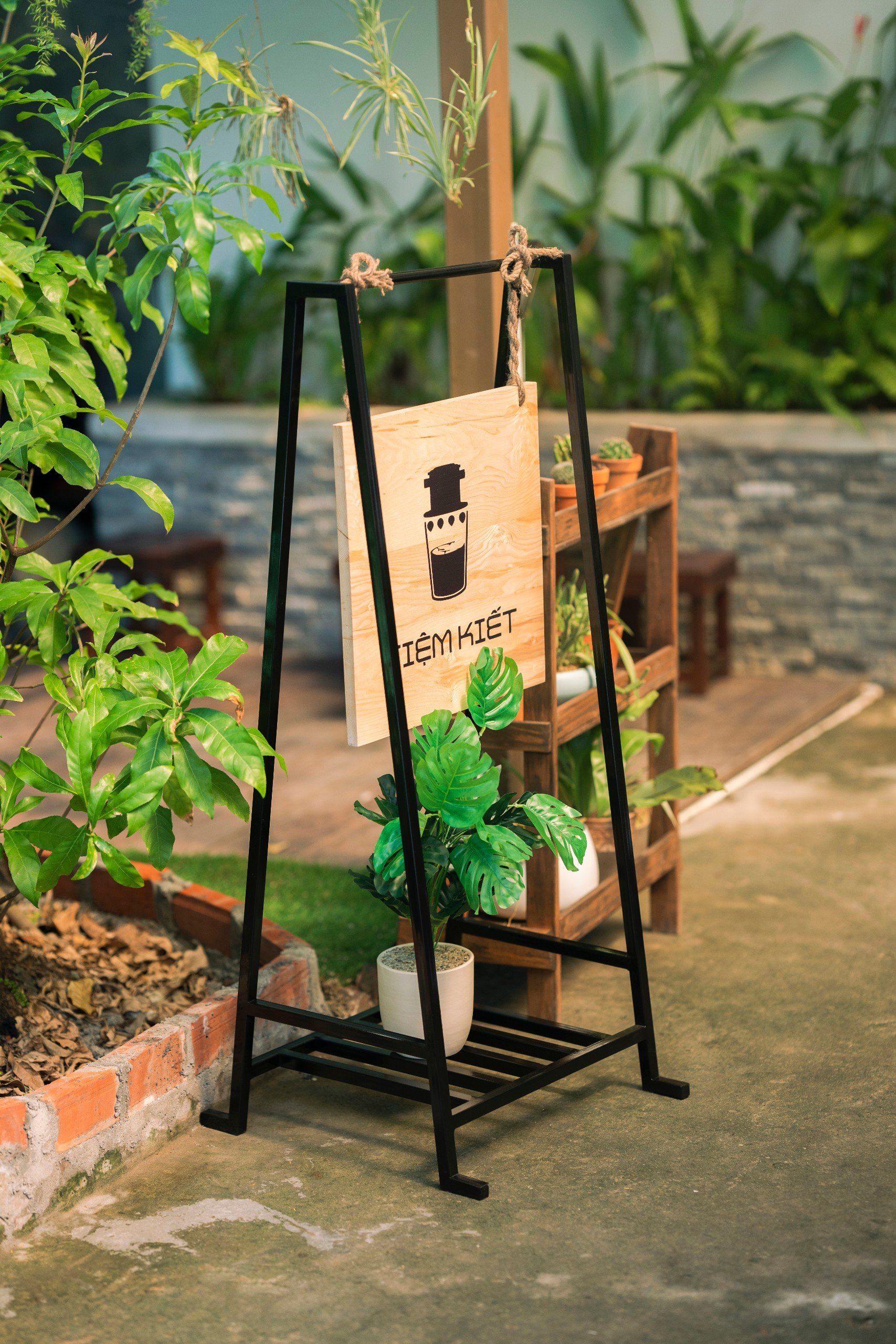 STANDEE SẮT CHỮ A IN 1 MẶT CÓ KỆ ĐỂ HOA DECOR NHÀ HÀNG, QUÁN CÀ PHÊ - LUXI DECOR