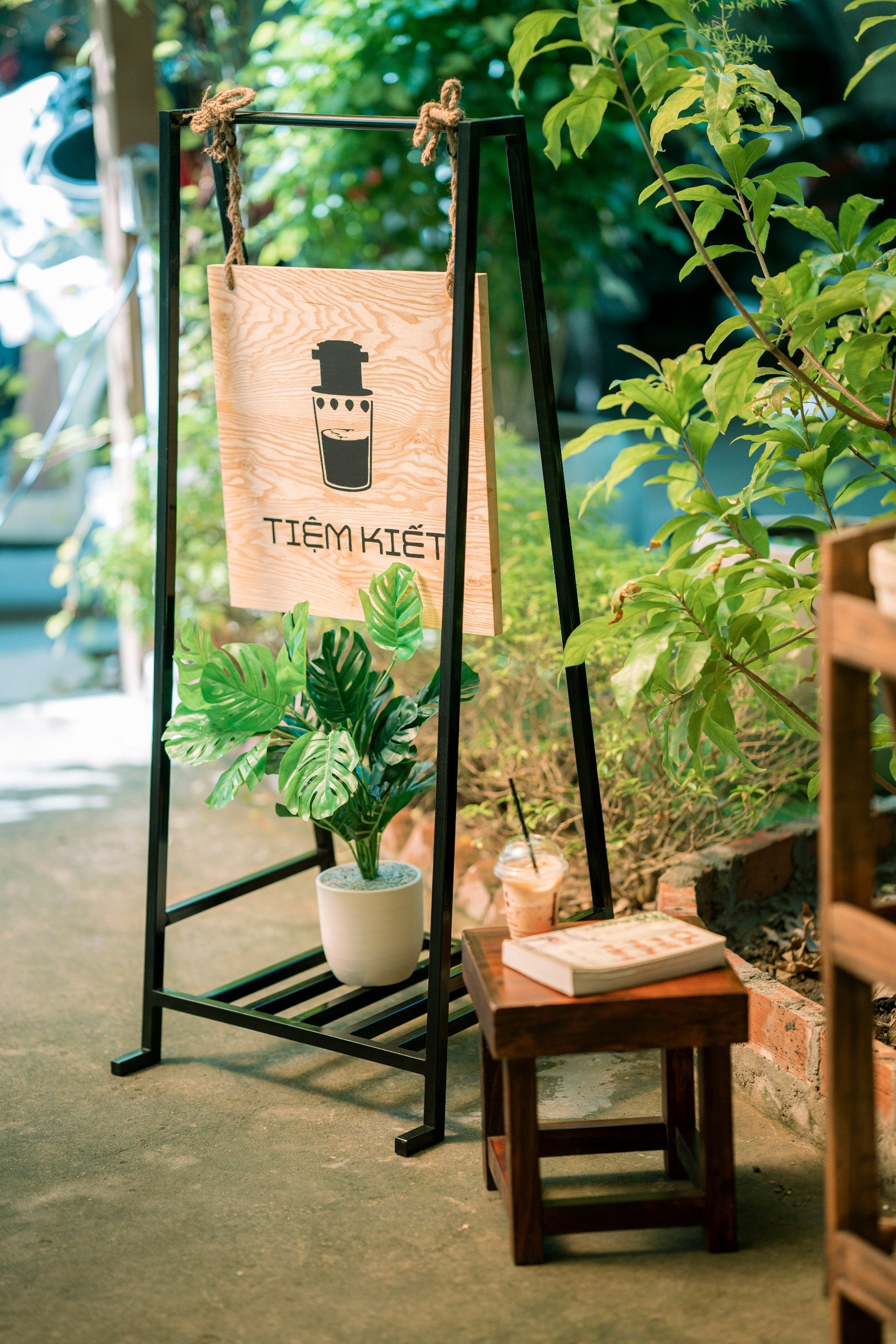 STANDEE SẮT CHỮ A IN 1 MẶT CÓ KỆ ĐỂ HOA DECOR NHÀ HÀNG, QUÁN CÀ PHÊ - LUXI DECOR