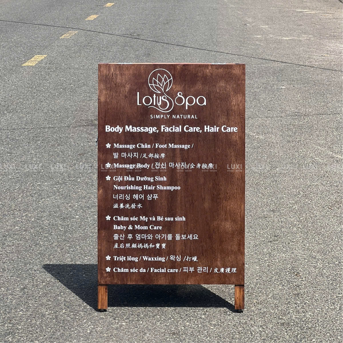 STANDEE GỖ MÀU THEO YÊU CẦU NỔI BẬT, SANG TRỌNG - LUXI DECOR