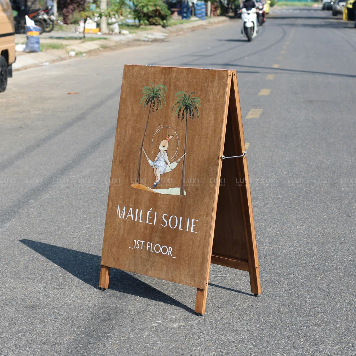 STANDEE GỖ MÀU THEO YÊU CẦU NỔI BẬT, SANG TRỌNG - LUXI DECOR