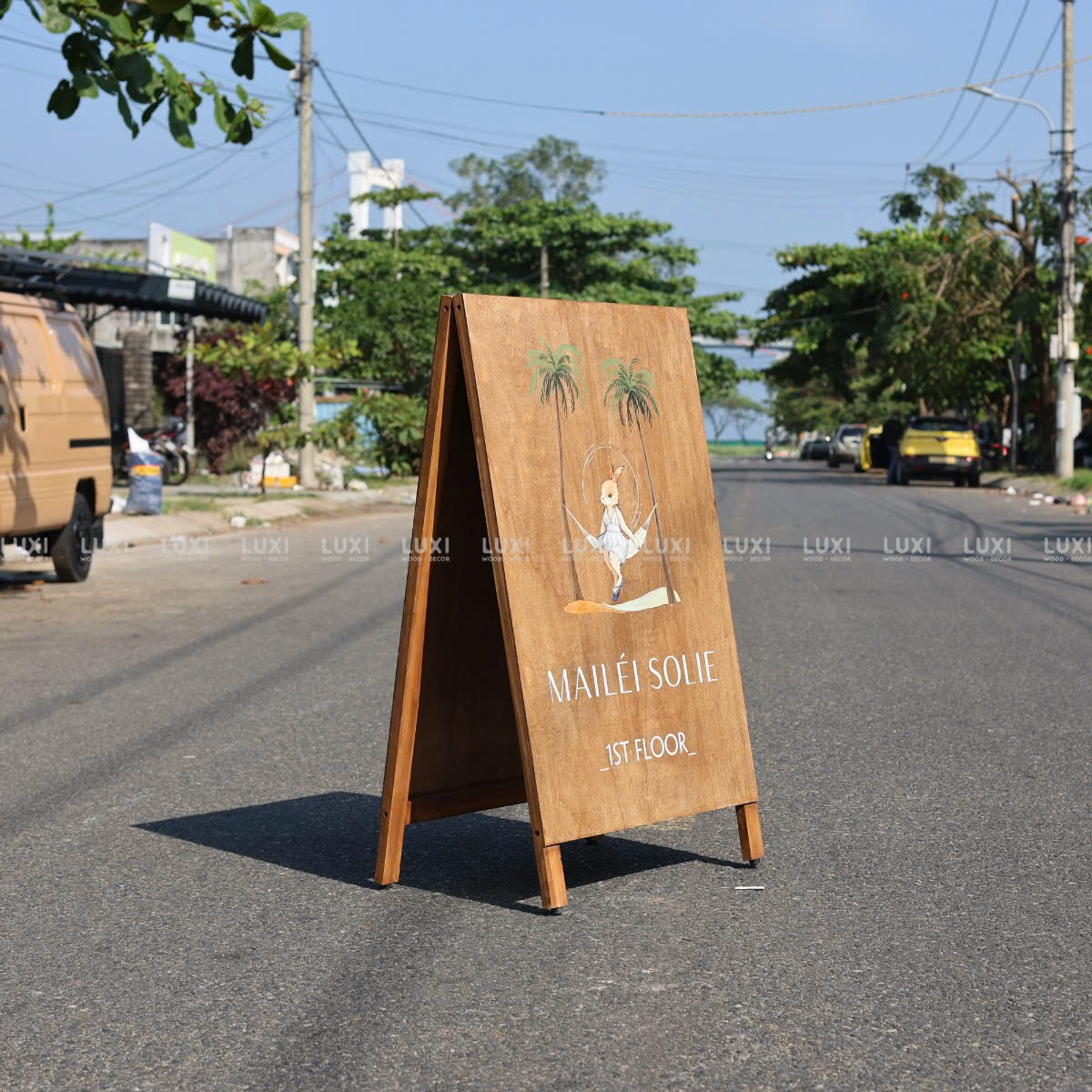 STANDEE GỖ MÀU THEO YÊU CẦU NỔI BẬT, SANG TRỌNG - LUXI DECOR