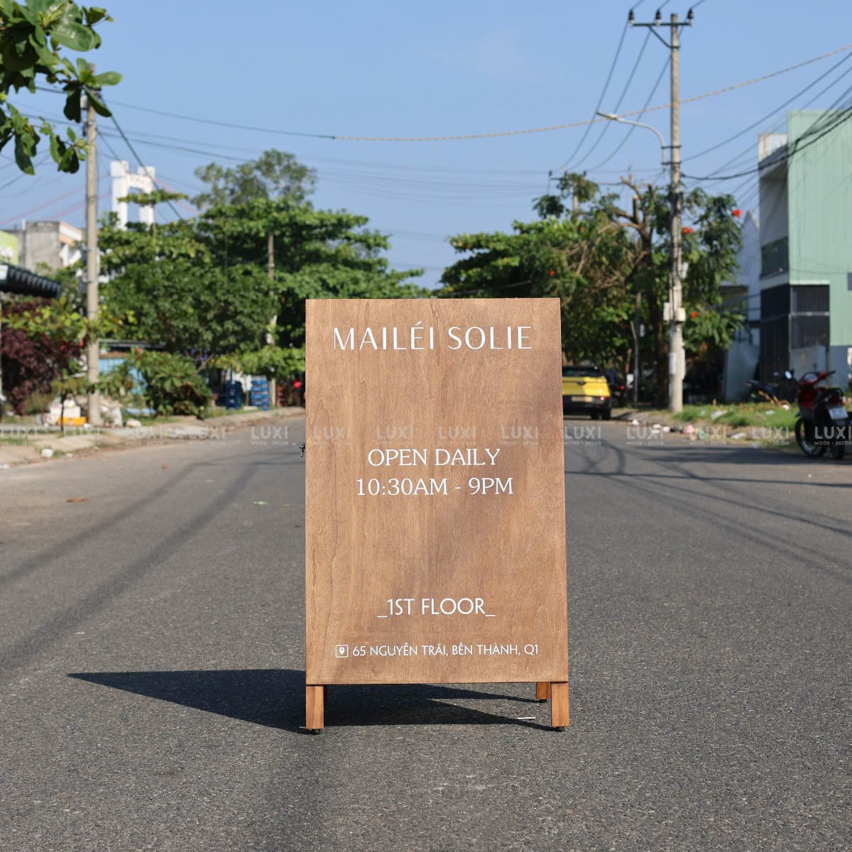 STANDEE GỖ MÀU THEO YÊU CẦU NỔI BẬT, SANG TRỌNG - LUXI DECOR