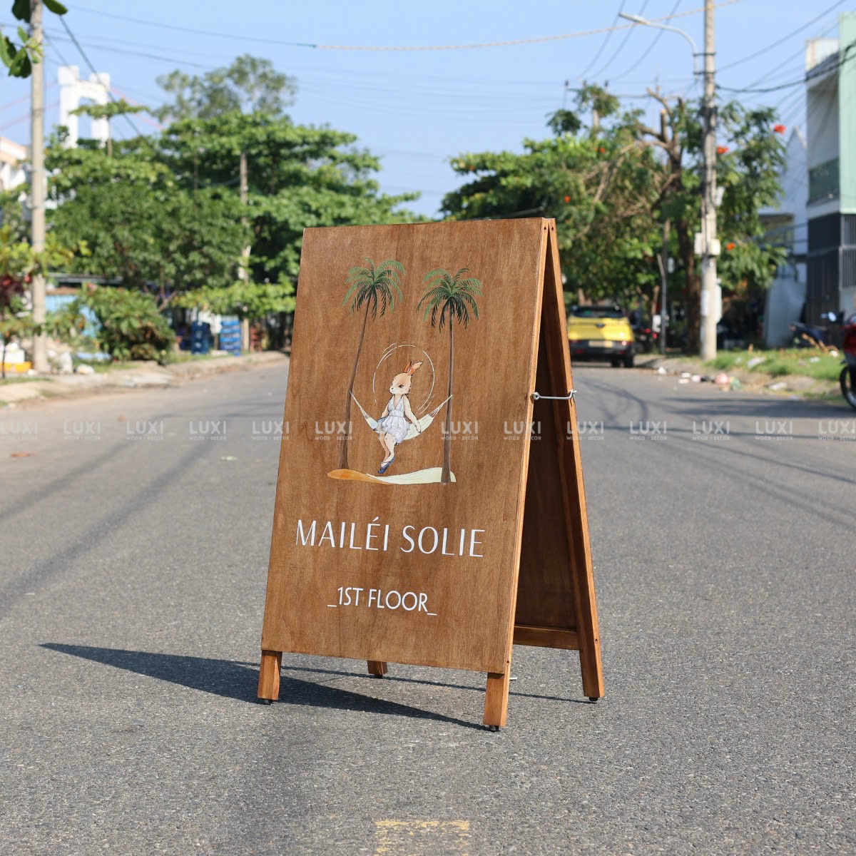 STANDEE GỖ MÀU THEO YÊU CẦU NỔI BẬT, SANG TRỌNG - LUXI DECOR