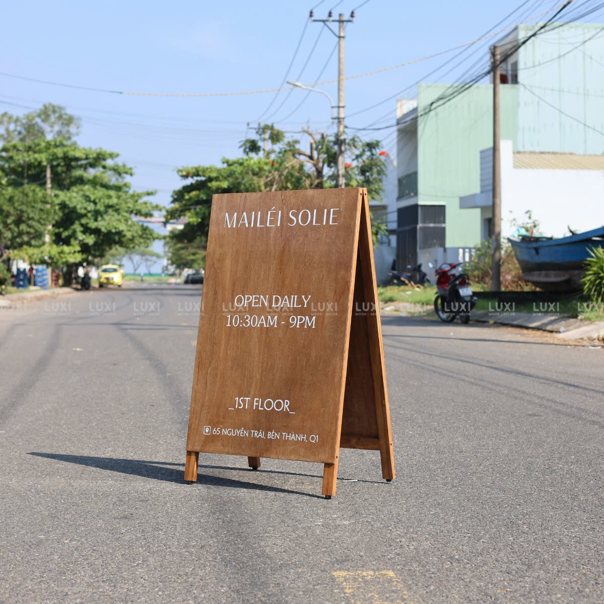 STANDEE GỖ MÀU THEO YÊU CẦU NỔI BẬT, SANG TRỌNG - LUXI DECOR