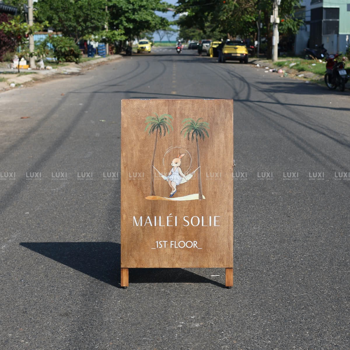 STANDEE GỖ MÀU THEO YÊU CẦU NỔI BẬT, SANG TRỌNG - LUXI DECOR