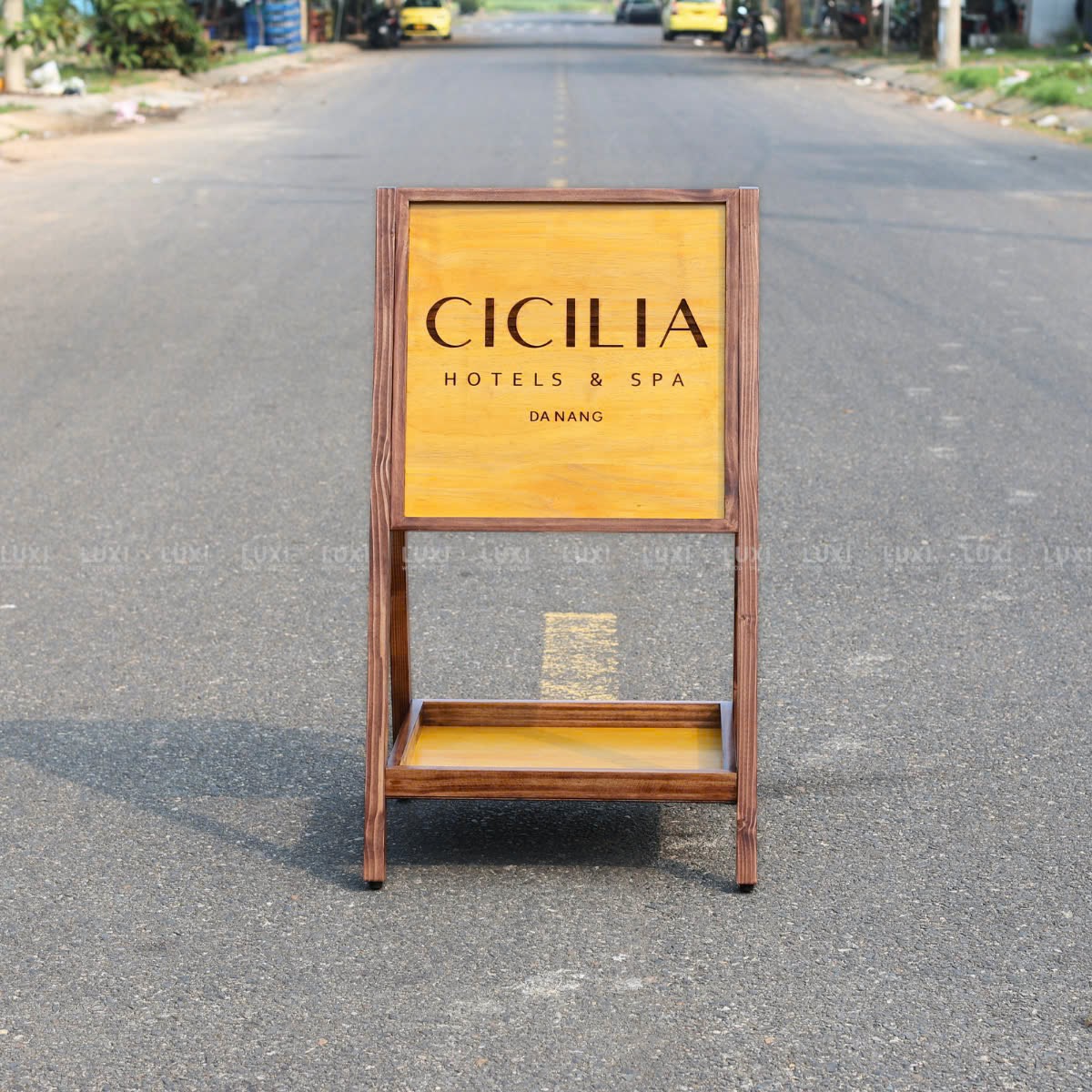 STANDEE GỖ KÈM KỆ TRỒNG HOA - LUXI DECOR