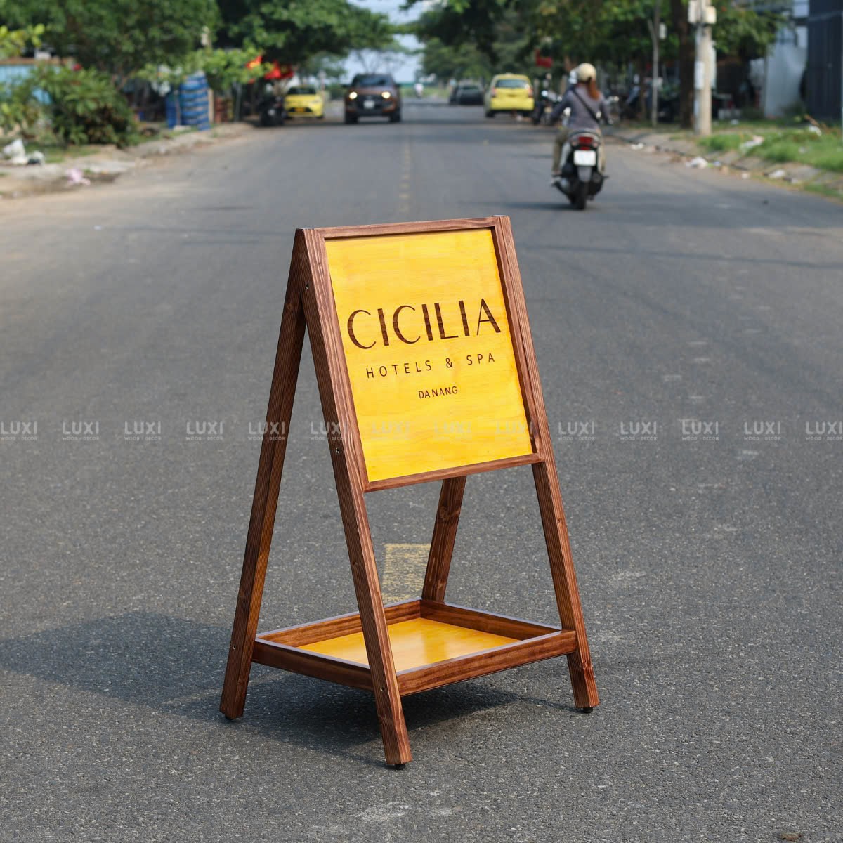 STANDEE GỖ KÈM KỆ TRỒNG HOA - LUXI DECOR