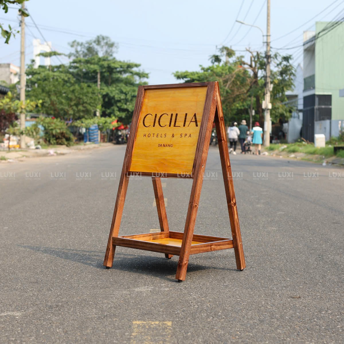 STANDEE GỖ KÈM KỆ TRỒNG HOA - LUXI DECOR