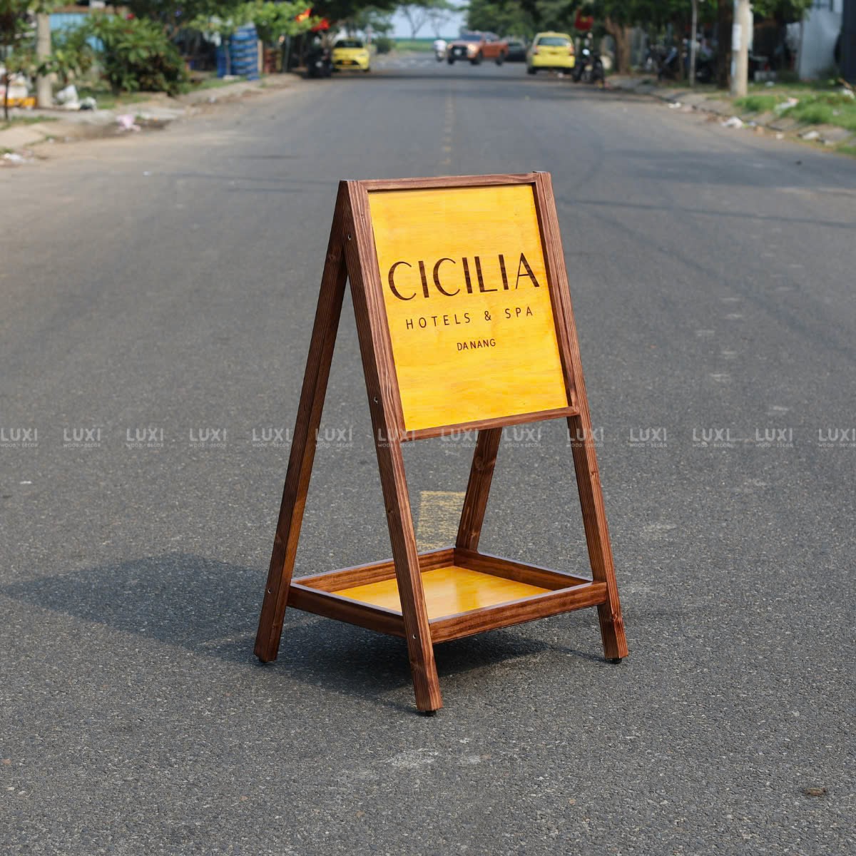 STANDEE GỖ KÈM KỆ TRỒNG HOA - LUXI DECOR