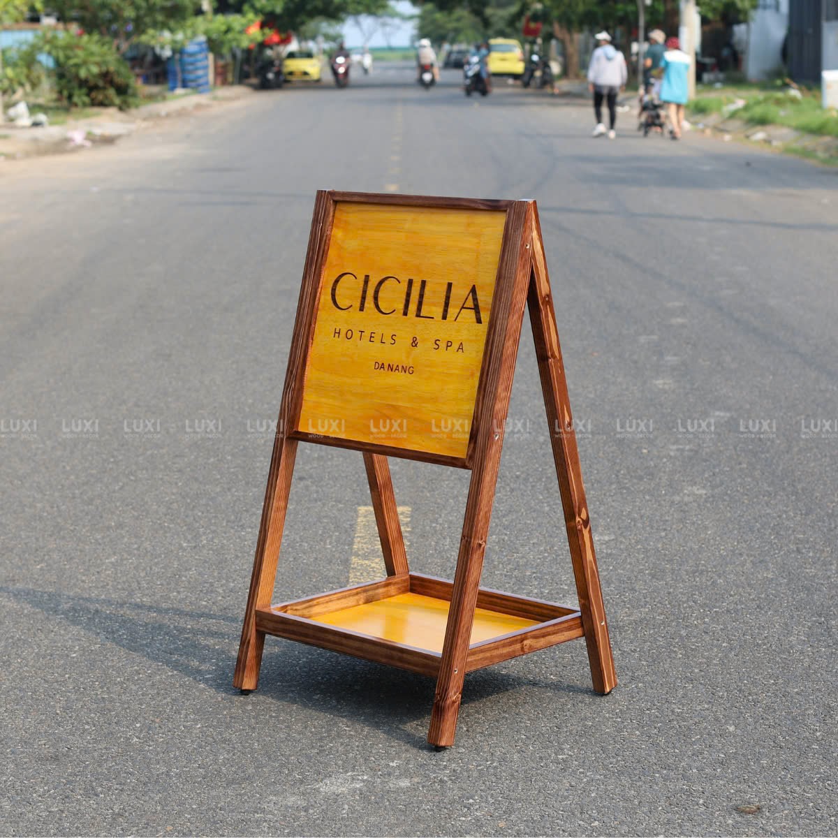 STANDEE GỖ KÈM KỆ TRỒNG HOA - LUXI DECOR