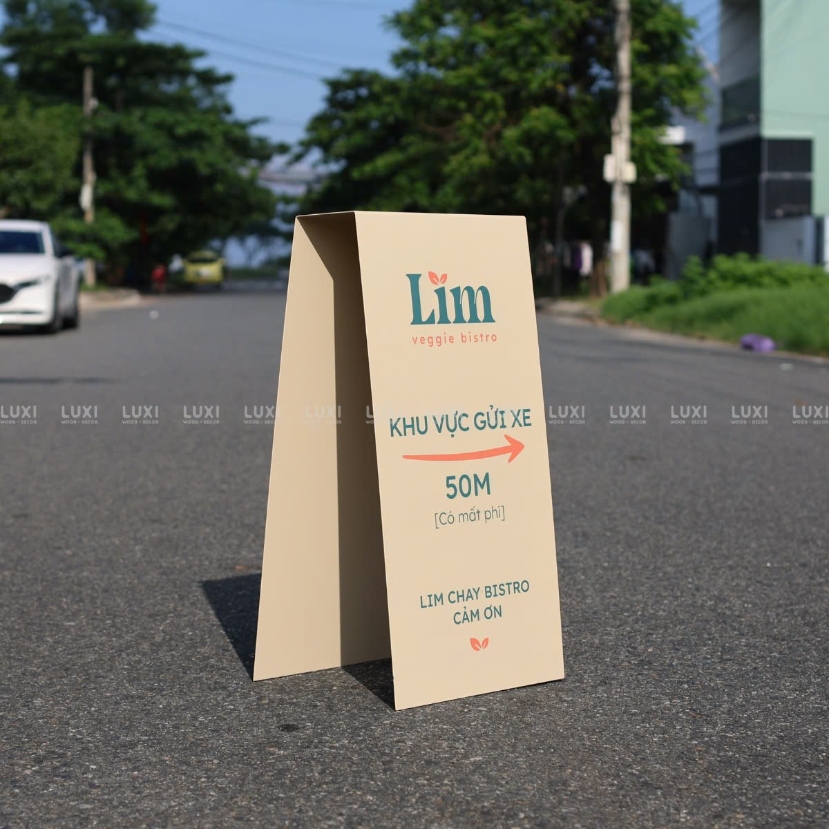 STANDEE SẮT HÌNH THANG CÂN - LUXI DECOR
