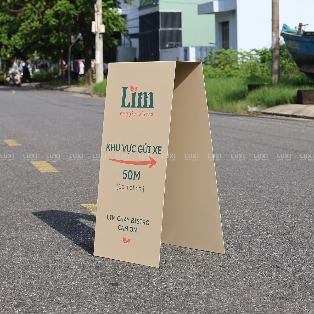 STANDEE SẮT HÌNH THANG CÂN - LUXI DECOR