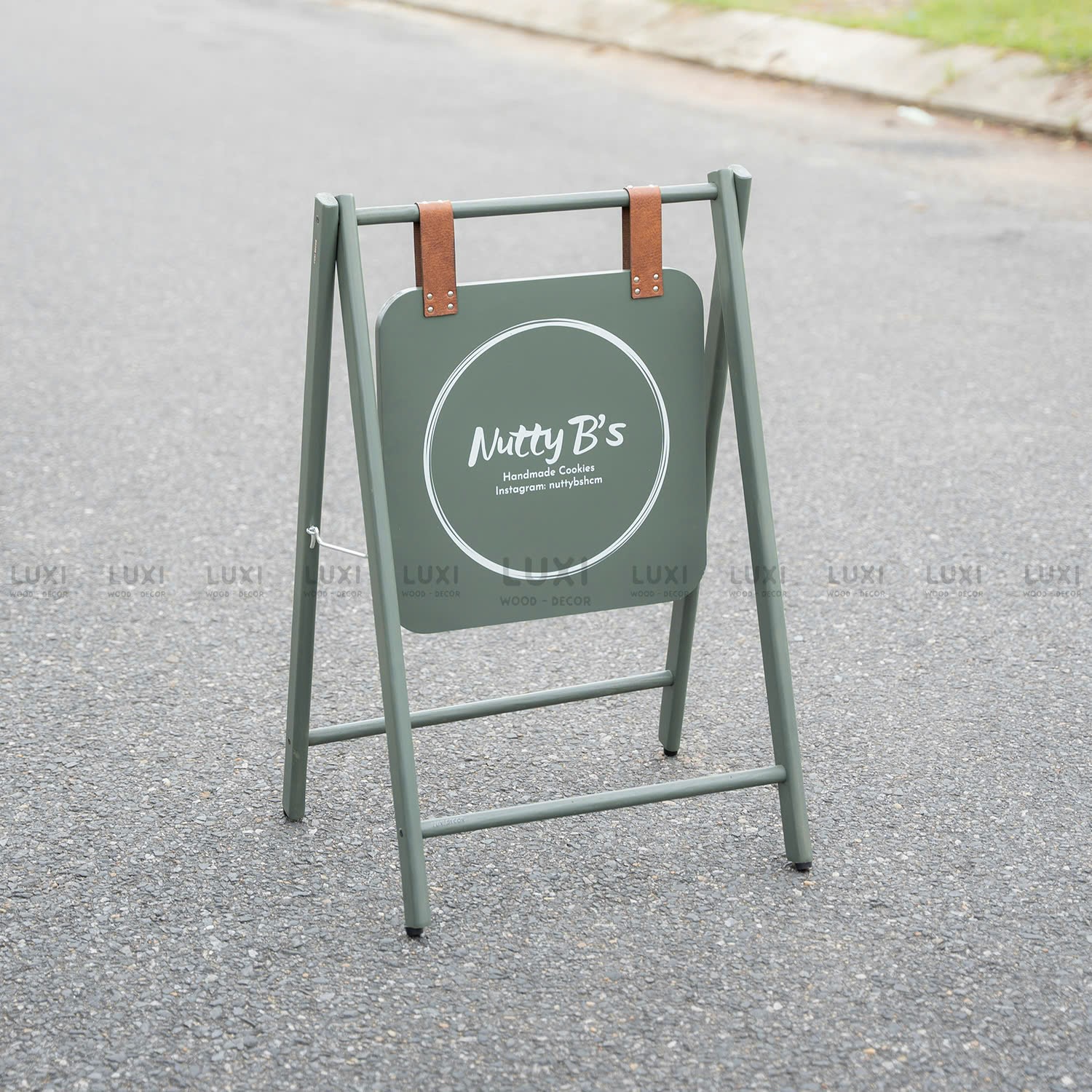 STANDEE MẪU MỚI NHẤT 2025, MẪU SANG TRỌNG, MÀU DỄ THƯƠNG – LUXI DECOR