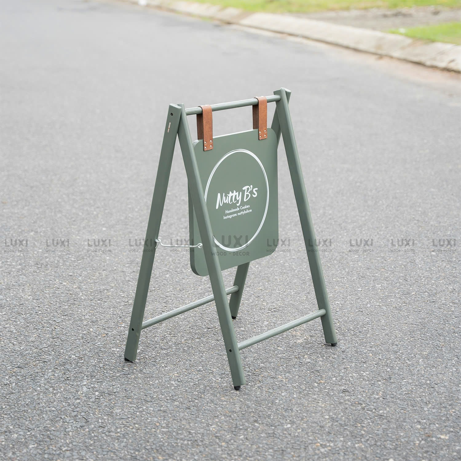 STANDEE MẪU MỚI NHẤT 2025, MẪU SANG TRỌNG, MÀU DỄ THƯƠNG – LUXI DECOR