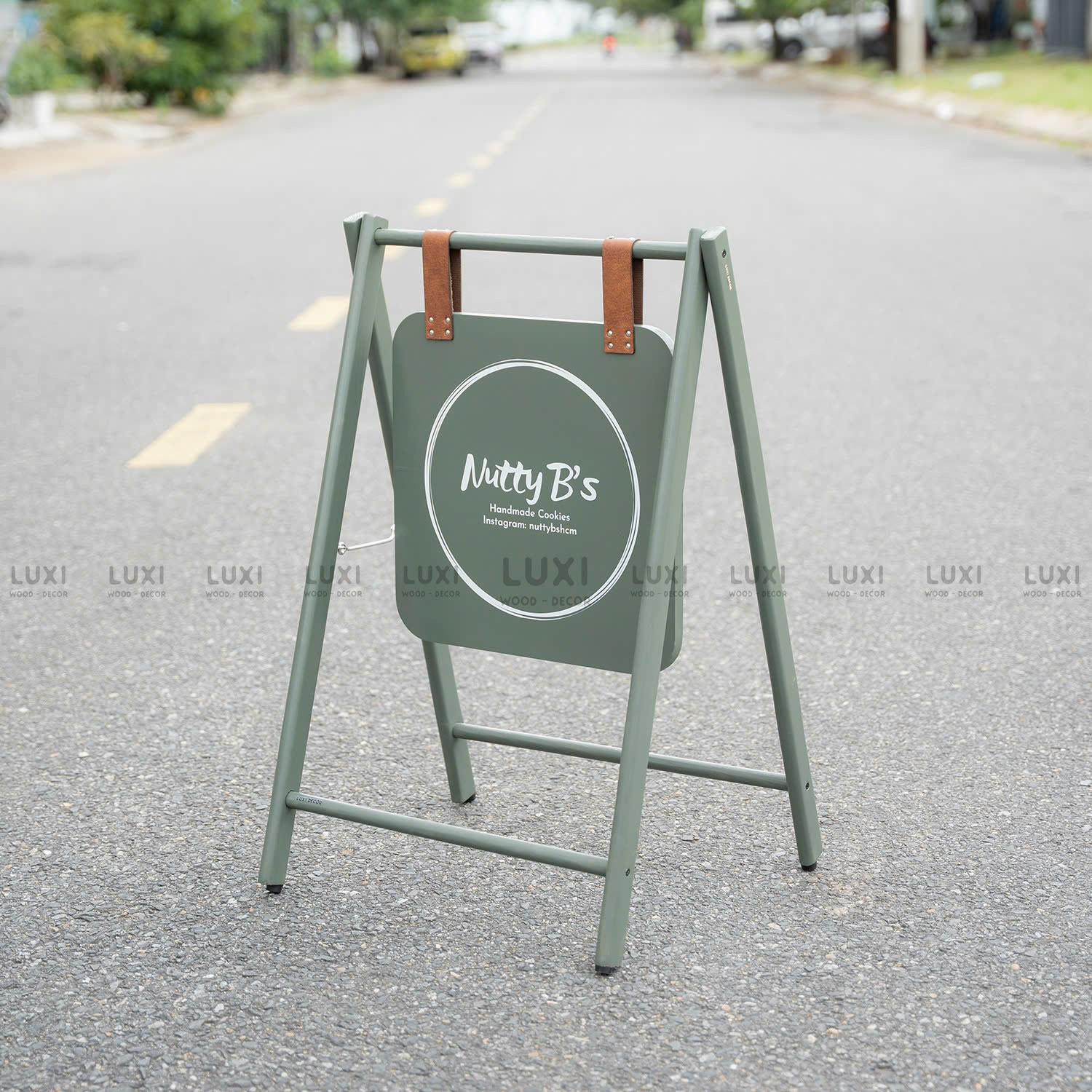 STANDEE MẪU MỚI NHẤT 2025, MẪU SANG TRỌNG, MÀU DỄ THƯƠNG – LUXI DECOR