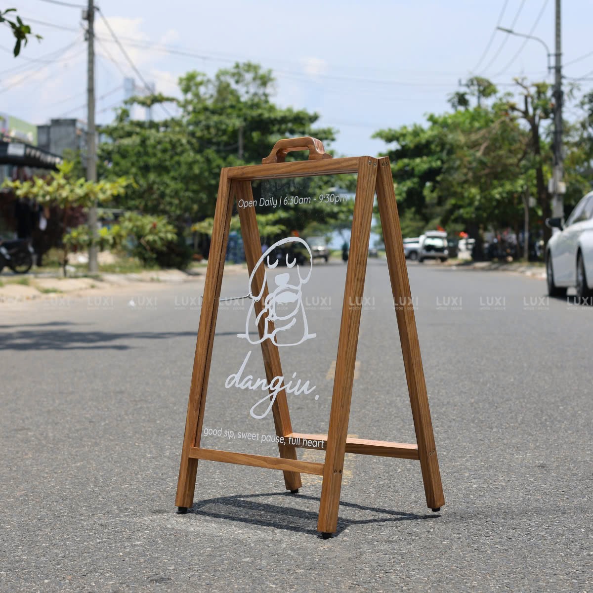 STANDEE MICA CÓ TAY CẦM - LUXI DECOR