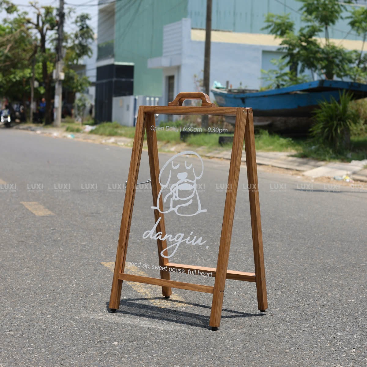 STANDEE MICA CÓ TAY CẦM - LUXI DECOR