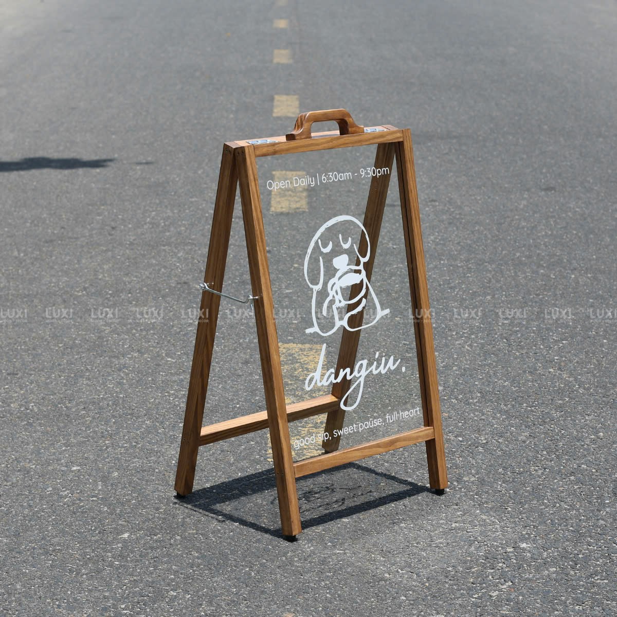 STANDEE MICA CÓ TAY CẦM - LUXI DECOR