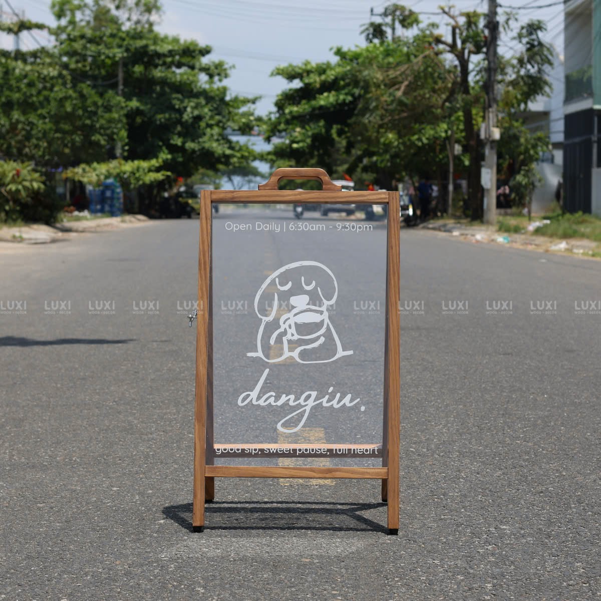STANDEE MICA CÓ TAY CẦM - LUXI DECOR
