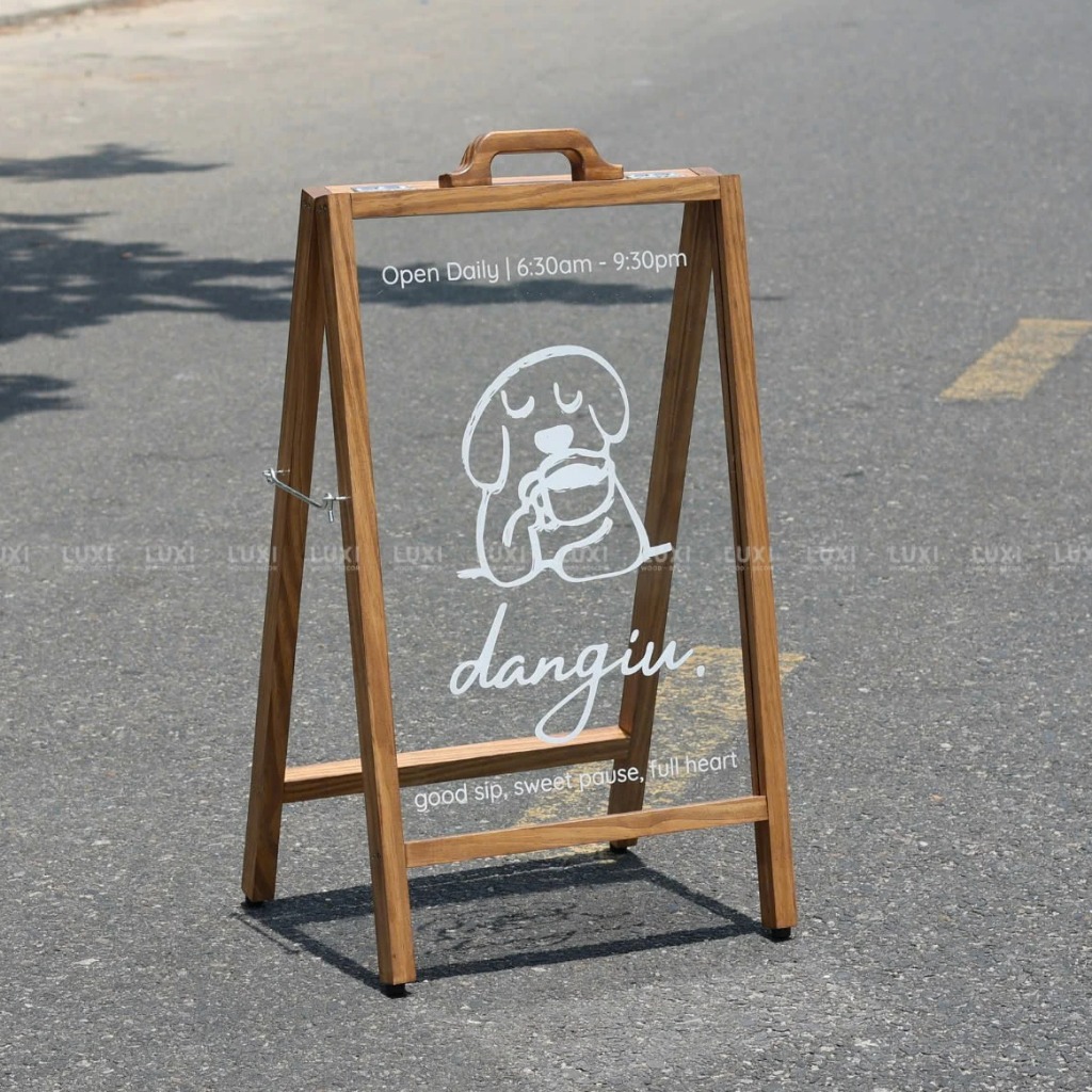 STANDEE MICA CÓ TAY CẦM - LUXI DECOR