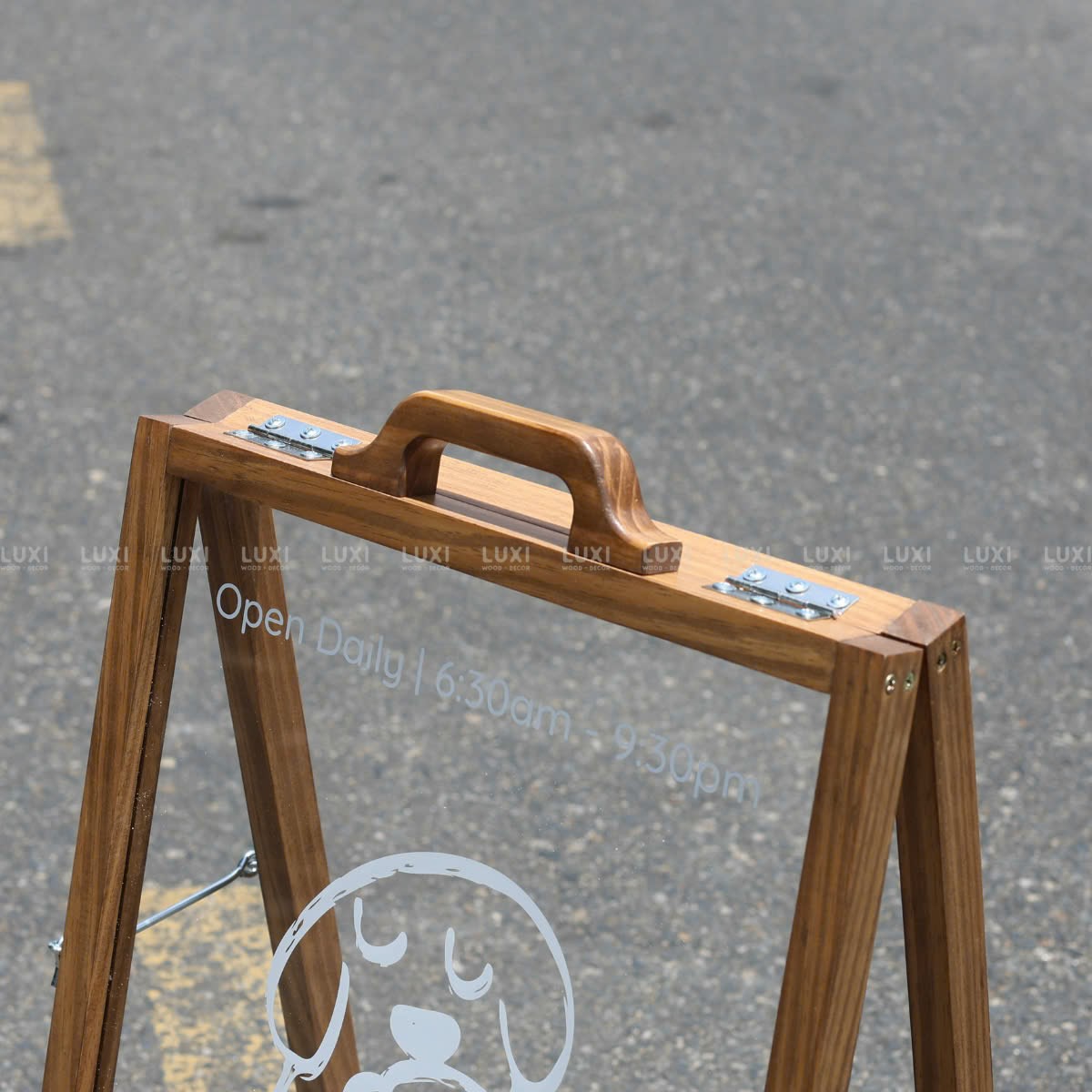 STANDEE MICA CÓ TAY CẦM - LUXI DECOR