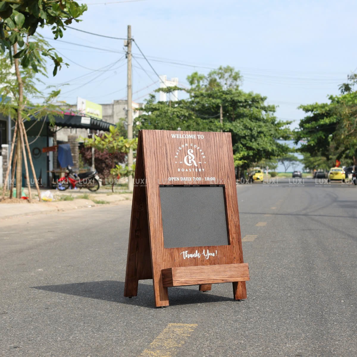 STANDEE GỖ VIẾT PHẤN CÓ KỆ HOA - LUXI DECOR