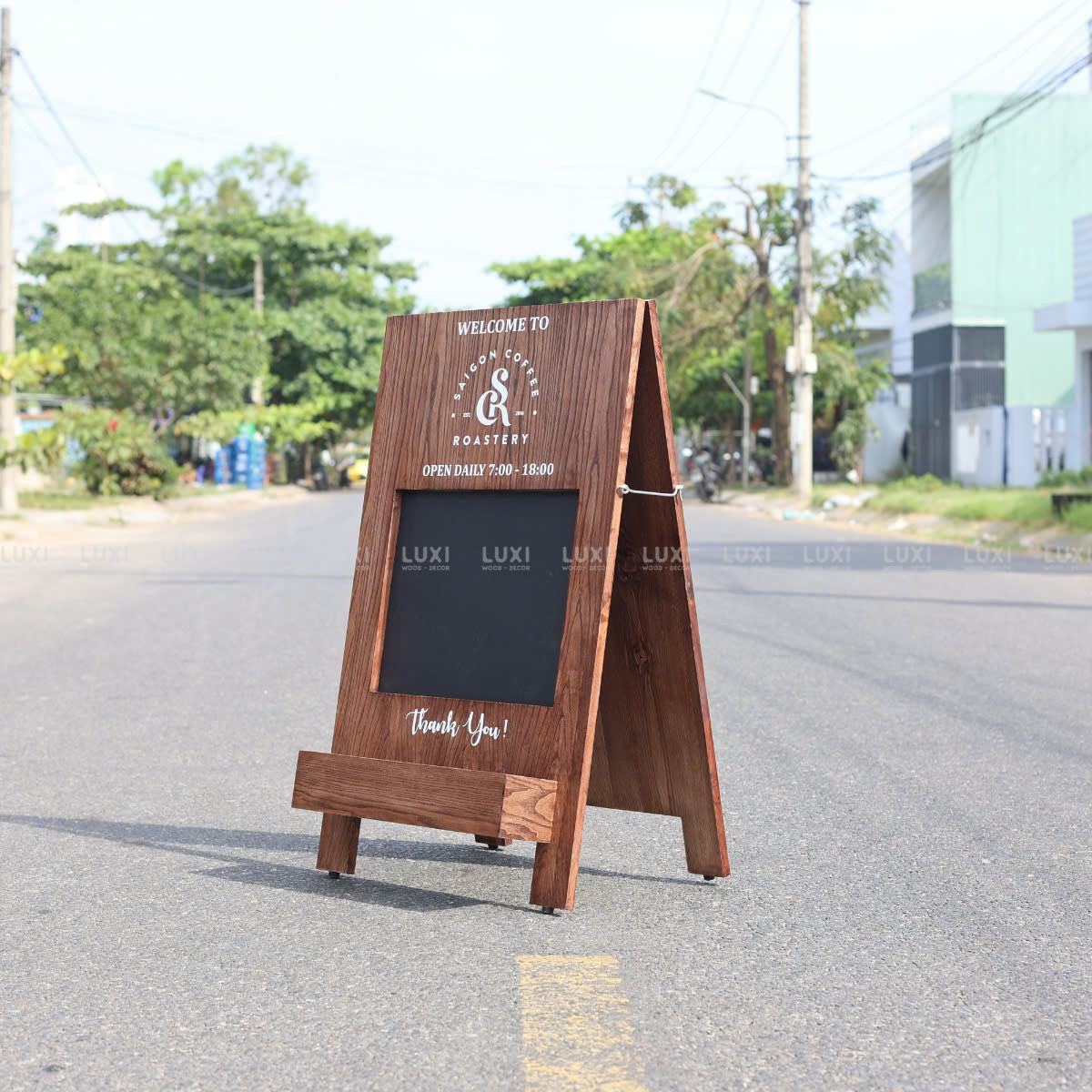 STANDEE GỖ VIẾT PHẤN CÓ KỆ HOA - LUXI DECOR