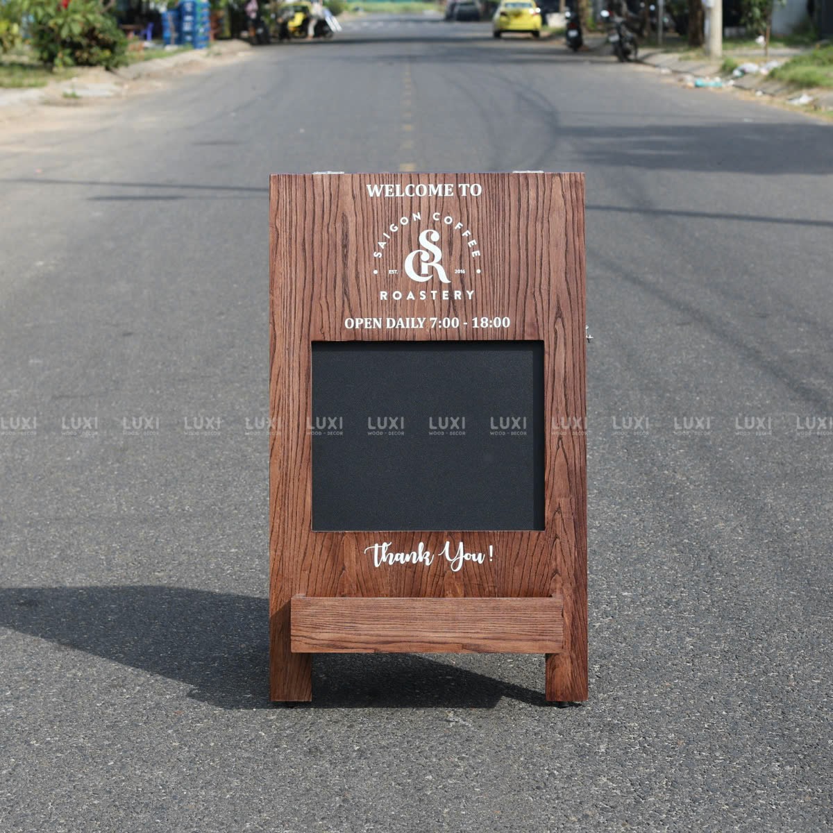 STANDEE GỖ VIẾT PHẤN CÓ KỆ HOA - LUXI DECOR