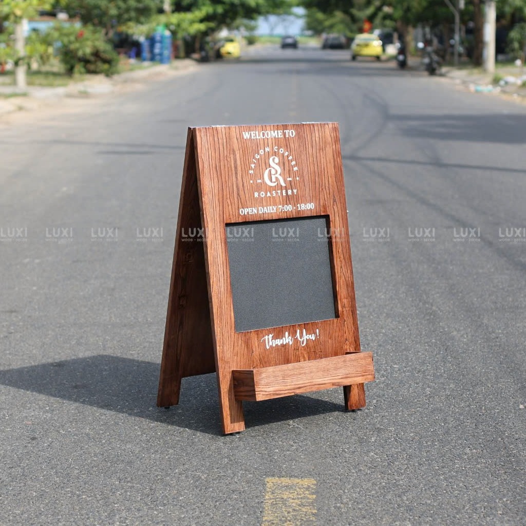 STANDEE GỖ VIẾT PHẤN CÓ KỆ HOA - LUXI DECOR