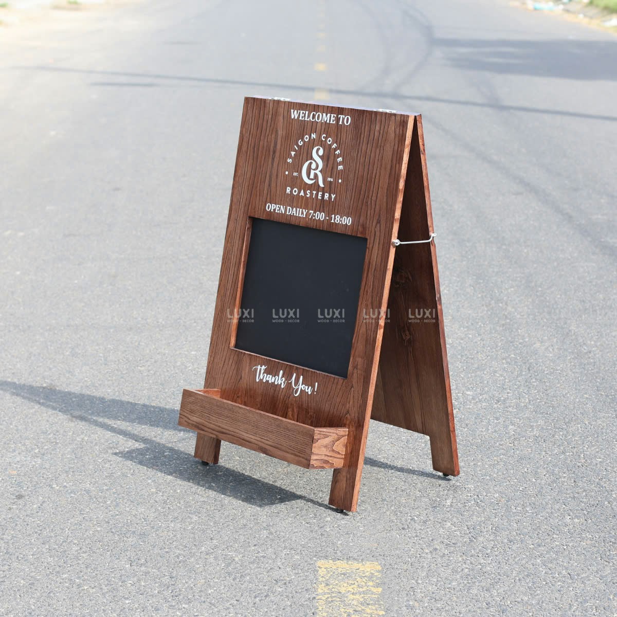 STANDEE GỖ VIẾT PHẤN CÓ KỆ HOA - LUXI DECOR