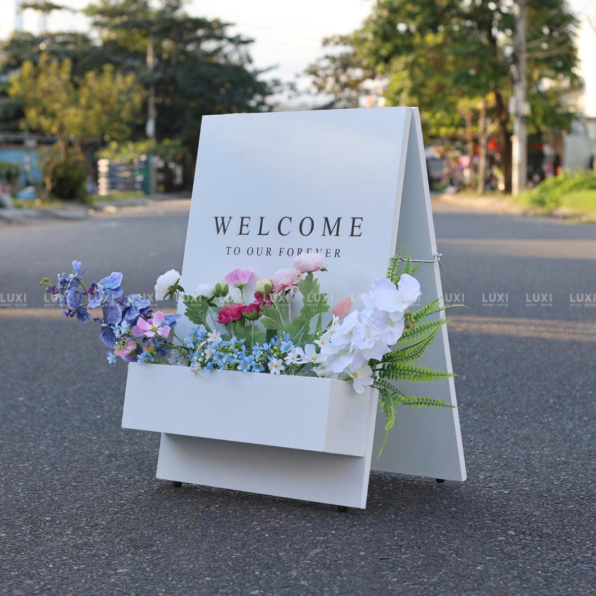 STANDEE IN MỘT MẶT CÓ KỆ TRỒNG HOA THÍCH HỢP MỌI KHÔNG GIAN - LUXI DECOR