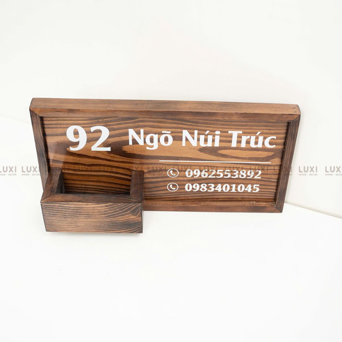 BẢNG GỖ SỐ NHÀ THIẾT KẾ THEO YÊU CẦU BAO GỒM HỘP ĐỰNG THƯ PHÍA TRƯỚC - LUXI DECOR