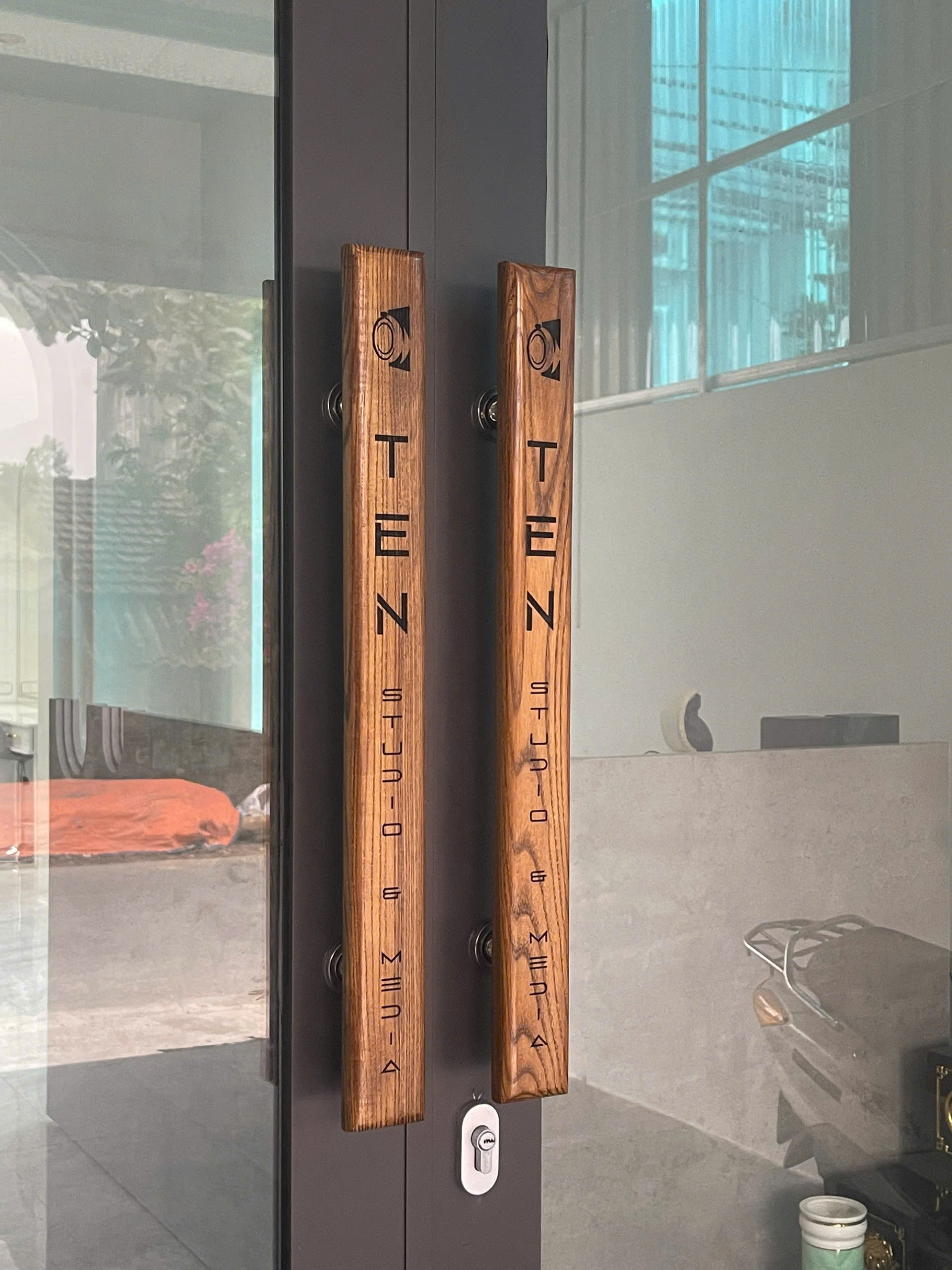 TAY NẮM GỖ CHO CÁC LOẠI CỬA KÍNH, KHẮC NỘI DUNG THEO YÊU CẦU (GỖ SỒI/OAK) - LUXI DECOR