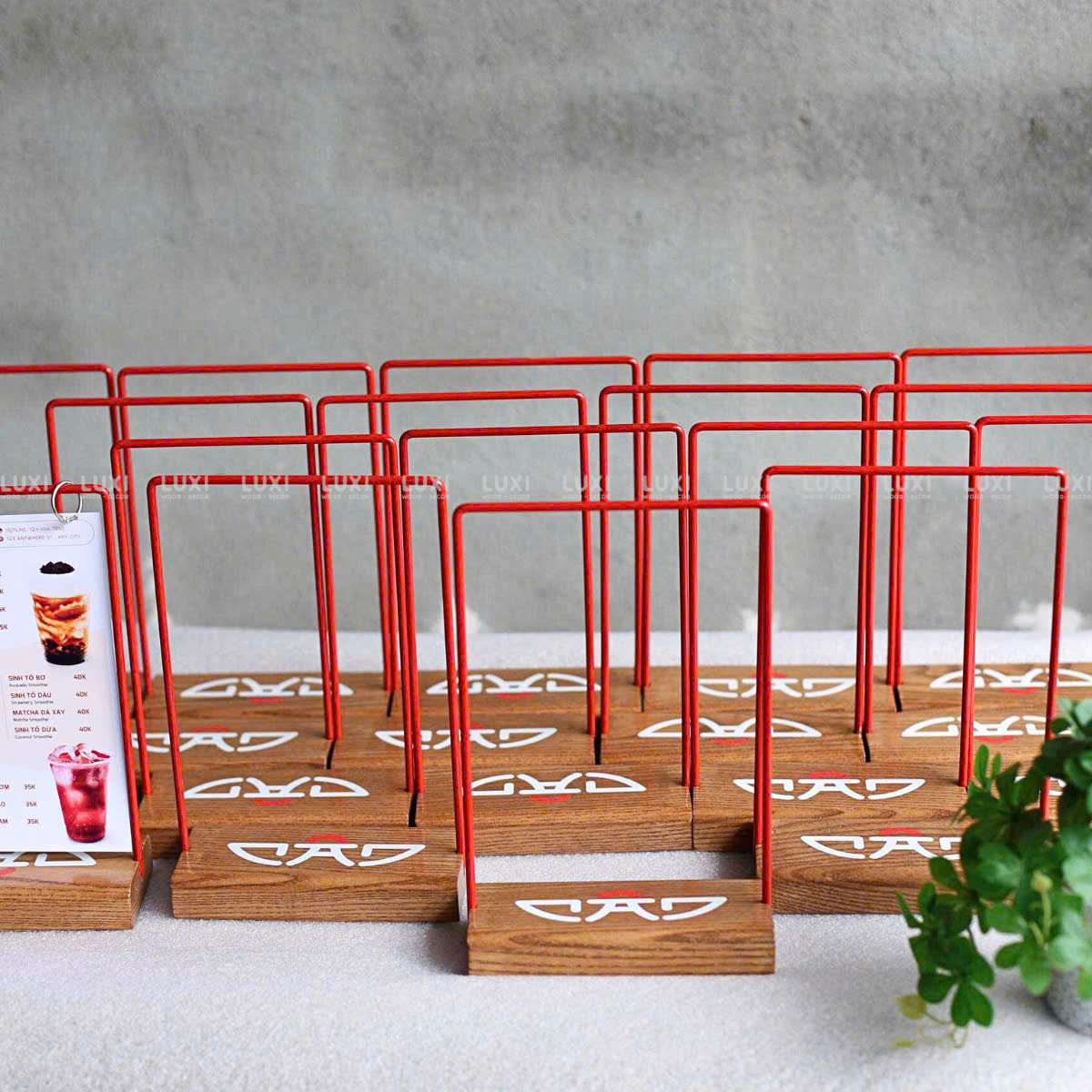 GIÁ TREO MENU KHUNG SẮT ĐỂ BÀN - KHẮC LOGO - LUXI DECOR