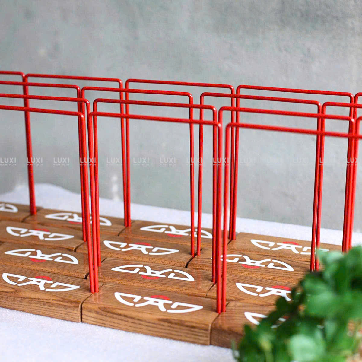 GIÁ TREO MENU KHUNG SẮT ĐỂ BÀN - KHẮC LOGO - LUXI DECOR