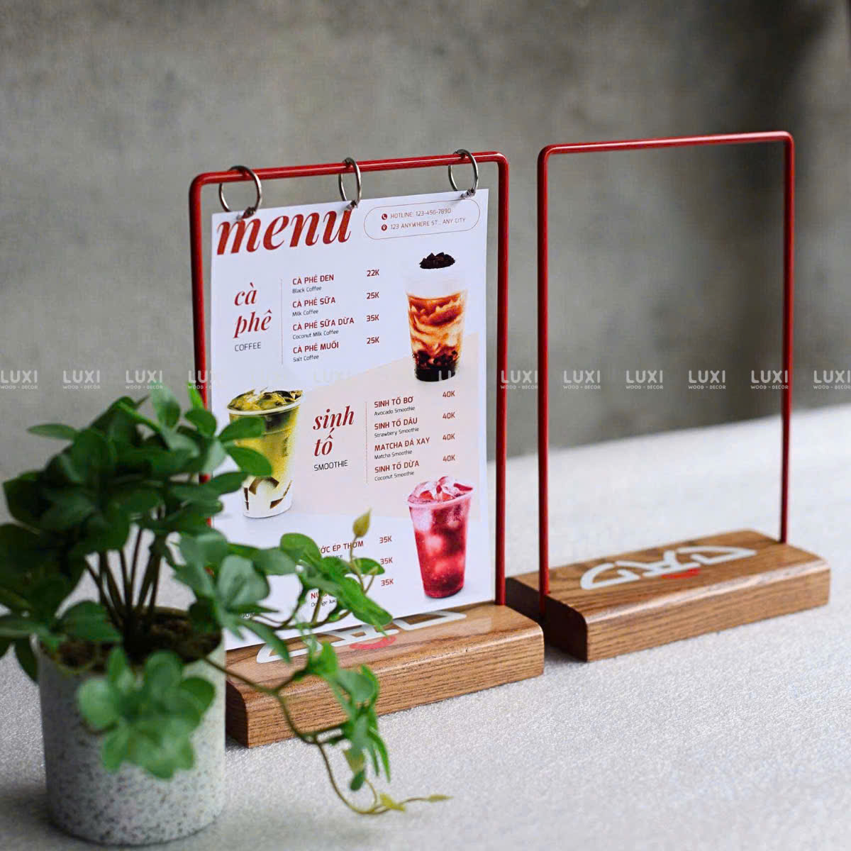 GIÁ TREO MENU KHUNG SẮT ĐỂ BÀN - KHẮC LOGO - LUXI DECOR