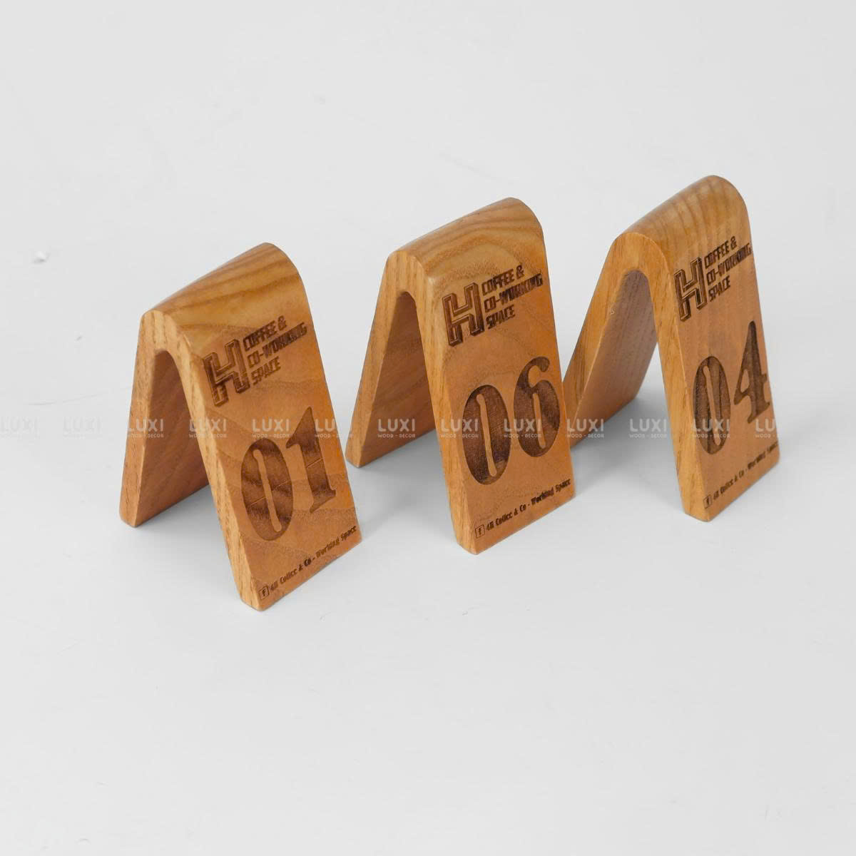 THẺ SỐ BÀN CHỮ V ÚP NGƯỢC 1 MẶT- LUXI DECOR