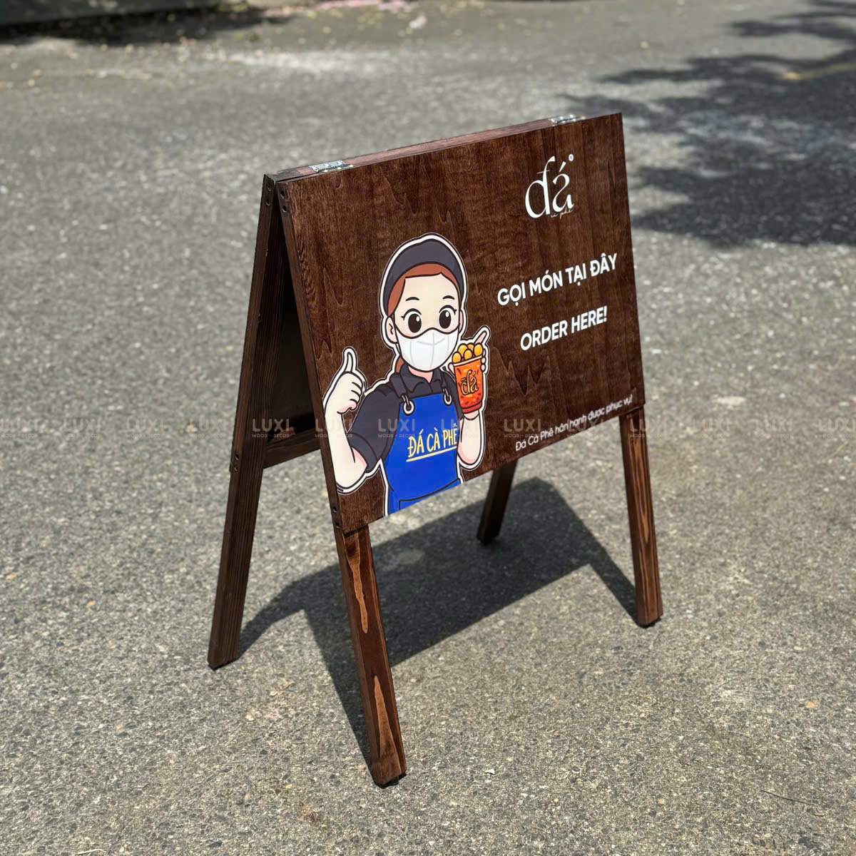 STANDEE GỖ - LUXI DECOR