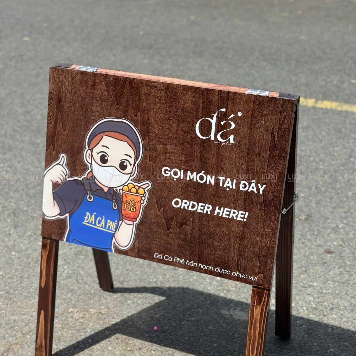 STANDEE GỖ - LUXI DECOR