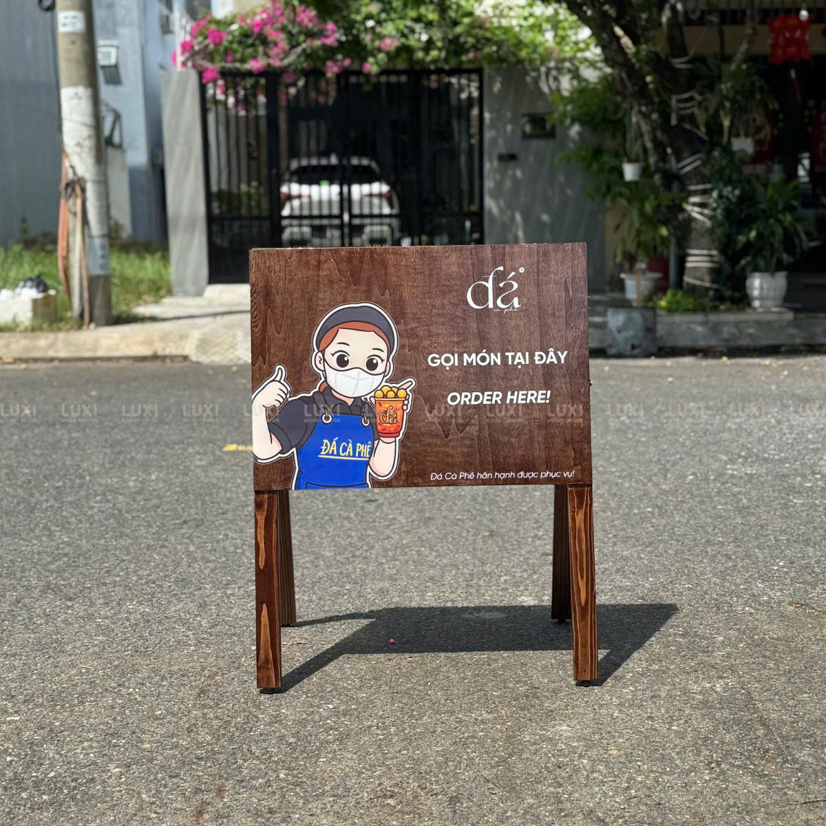 STANDEE GỖ - LUXI DECOR