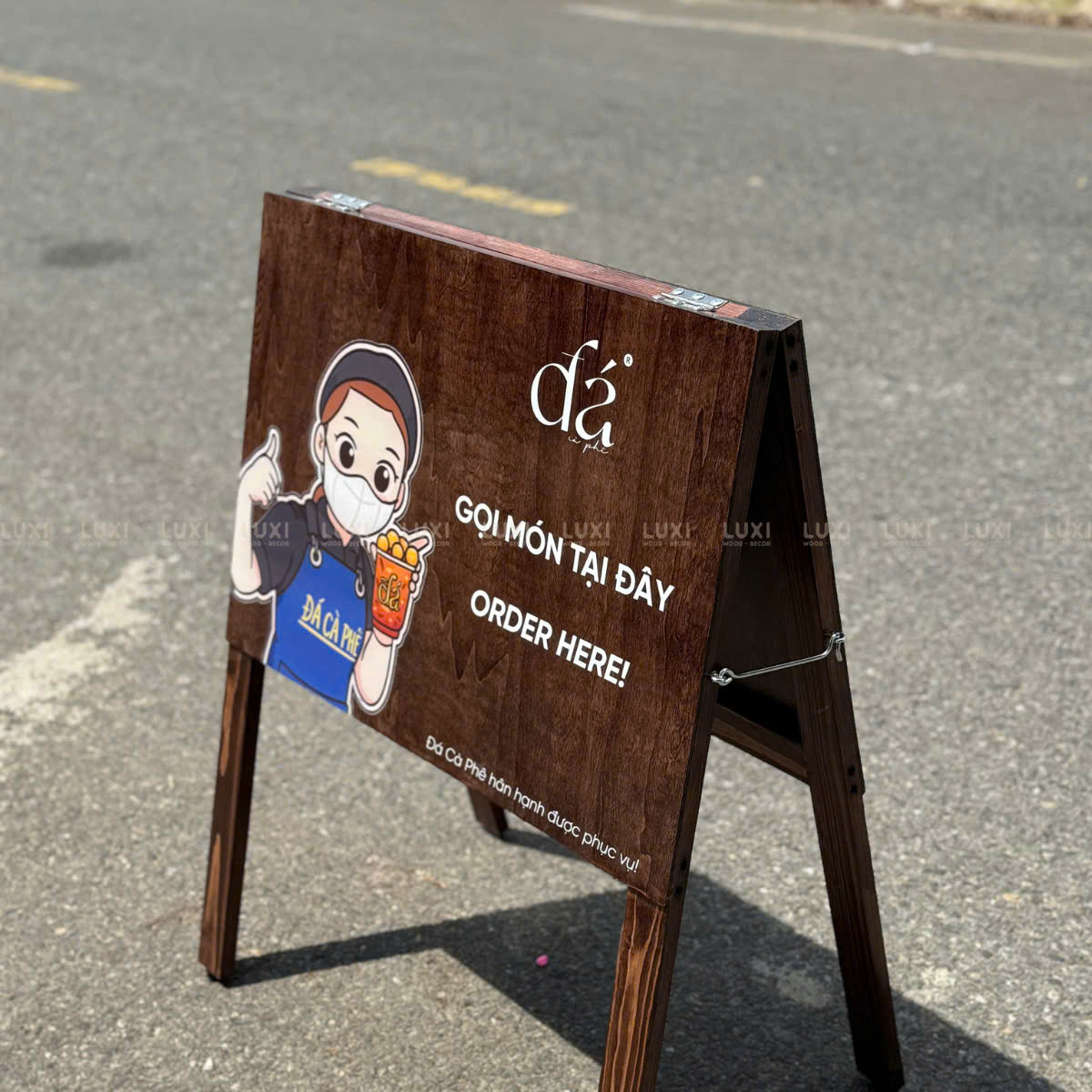 STANDEE GỖ - LUXI DECOR