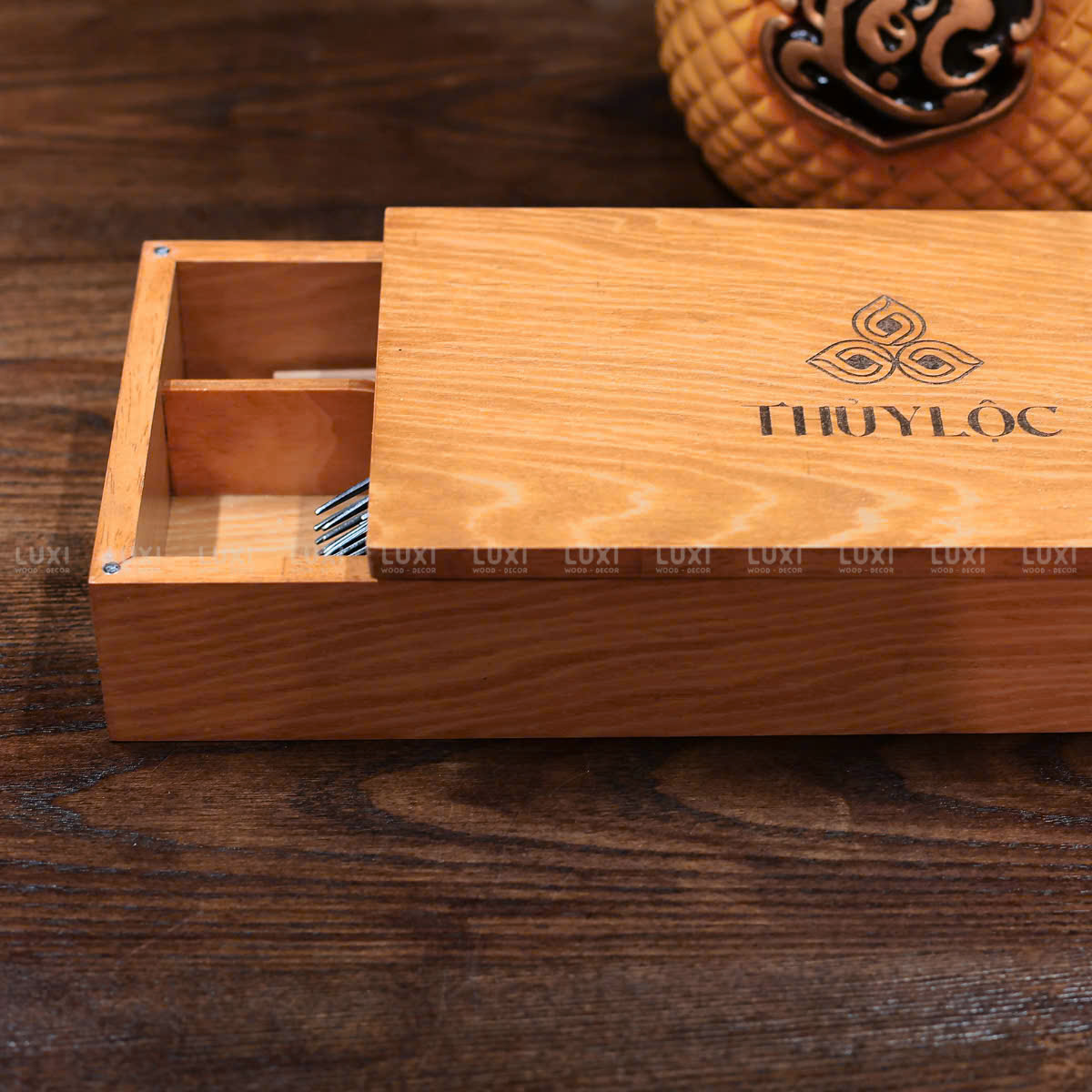 KHAY GỖ ĐỰNG ĐŨA – MUỖNG – NĨA 2 NGĂN - NẮP HÍT NAM CHÂM - LUXI DECOR