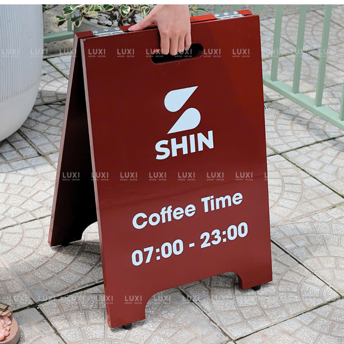 Standee Ván Phin Có Tay Cầm - In UV Theo Yêu Cầu - LUXI DECOR