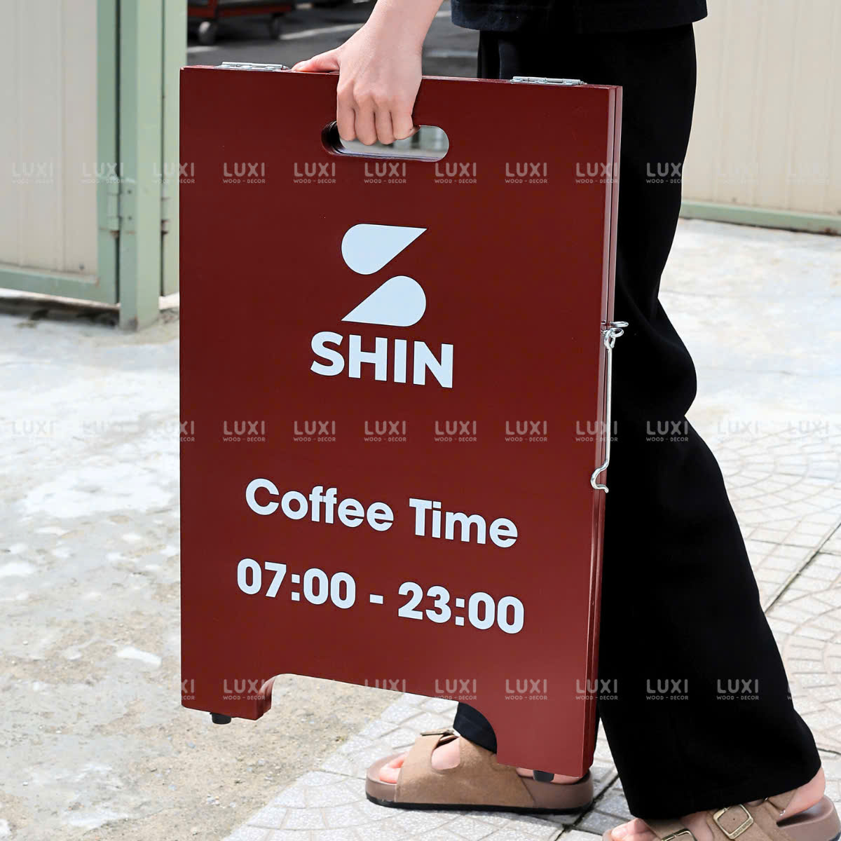 Standee Ván Phin Có Tay Cầm - In UV Theo Yêu Cầu - LUXI DECOR