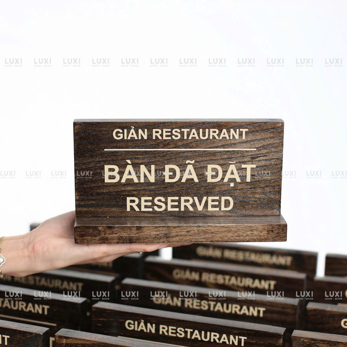 Bảng Gỗ Chữ T - Đã Đặt Bàn - Reversed - In Nội Dung Theo Yêu Cầu - LUXI DECOR