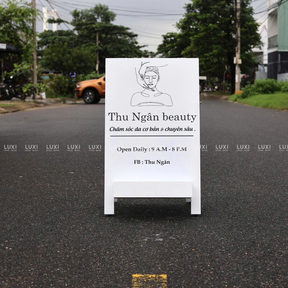 STANDEE IN MỘT MẶT CÓ KỆ TRỒNG HOA THÍCH HỢP MỌI KHÔNG GIAN - LUXI DECOR