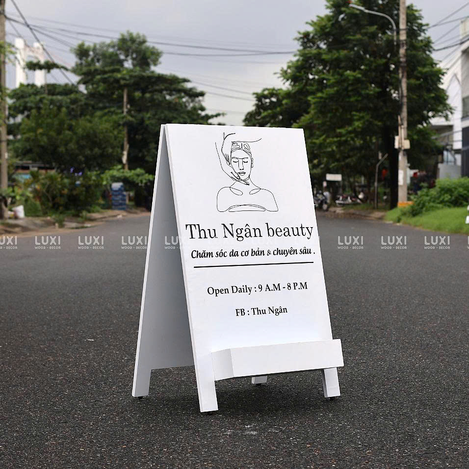 STANDEE IN MỘT MẶT CÓ KỆ TRỒNG HOA THÍCH HỢP MỌI KHÔNG GIAN - LUXI DECOR