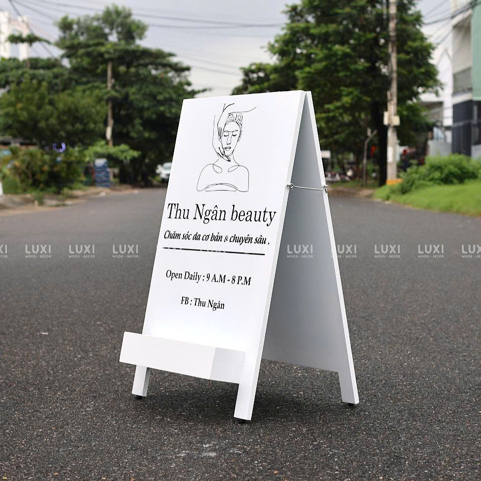 STANDEE IN MỘT MẶT CÓ KỆ TRỒNG HOA THÍCH HỢP MỌI KHÔNG GIAN - LUXI DECOR